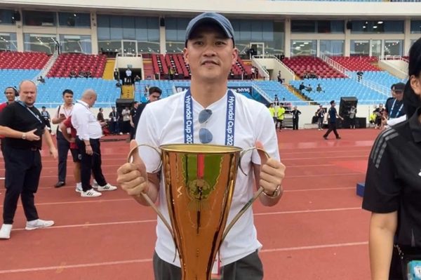 Công Vinh mang Cúp vàng ra sân trước trận Việt Nam vs Thái Lan