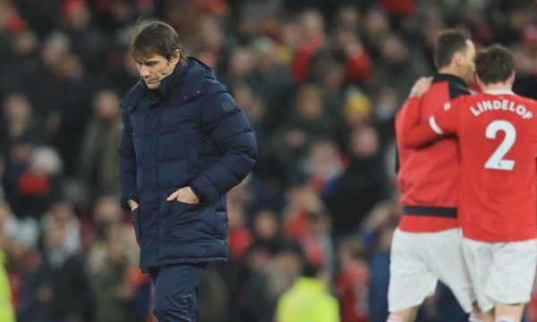Conte liên hệ với Man Utd