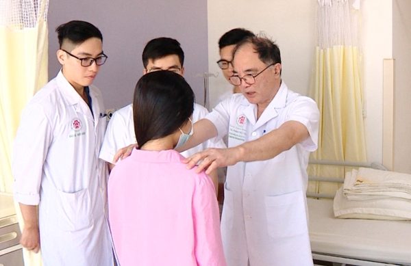 Cột sống bé gái thẳng tắp trở lại sau ca mổ chưa từng có