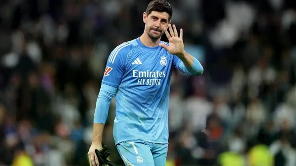 Courtois vắng mặt đột xuất trước thềm El Clasico, Real gặp tổn thất lớn
