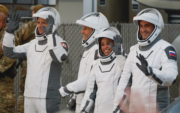Crew-13 đến ISS nhanh kỷ lục, bất ngờ với 'Lucky 13' và chú rồng vàng đeo cỏ 4 lá