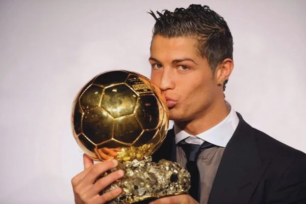 Cristiano Ronaldo vượt Messi, giành giải Quả bóng vàng mọi thời đại