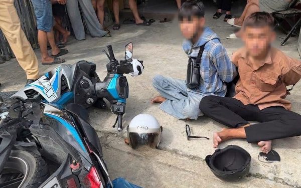 CSGT chặn bắt 2 nghi phạm liên quan nhiều vụ cướp giật chạy trốn trên quốc lộ 1