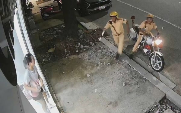 CSGT dừng xe tuần tra, lao vào nhà dân hỗ trợ người bị đột quỵ đi cấp cứu