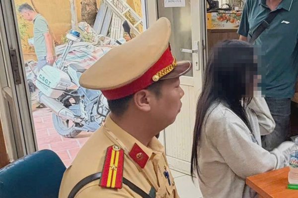 CSGT Hà Nội kịp thời ngăn cô gái có ý định nhảy cầu Long Biên