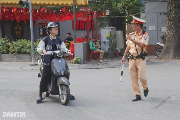 CSGT Hà Nội xử phạt hàng loạt học sinh, phụ huynh vi phạm giao thông