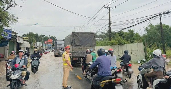 CSGT hỗ trợ người dân vượt qua đoạn đường bị ngập nặng