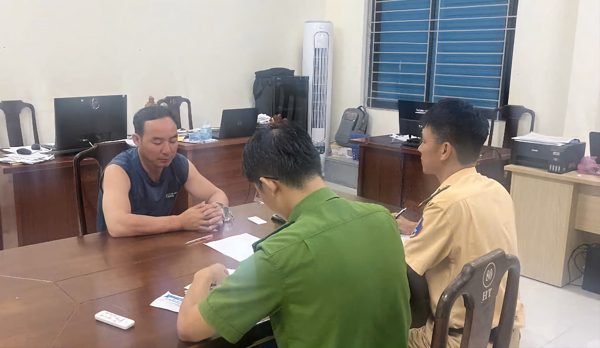 CSGT Huế bắt giữ kẻ trốn truy nã trên xe khách Bắc - Nam