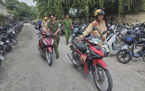 CSGT kiểm tra bãi xe Trường THPT Lê Minh Xuân đầu năm học, phát hiện 4 học sinh chạy xe trên 50cm3
