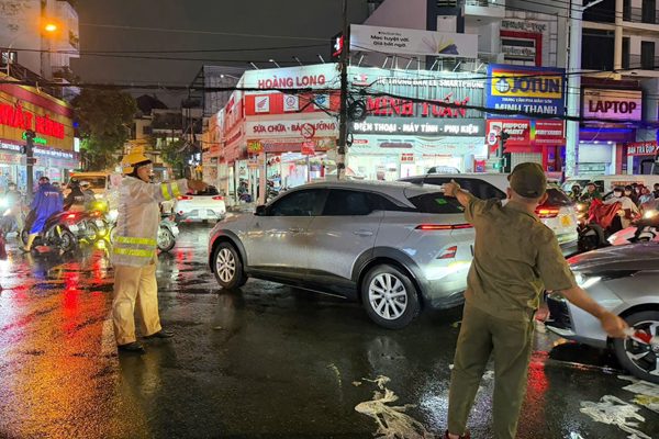 CSGT lưu ý 122 điểm nguy cơ ngập do mưa lớn, triều cường ở TPHCM