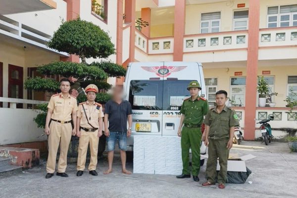 CSGT phát hiện 1.000 lọ dược phẩm không rõ nguồn gốc trên xe khách