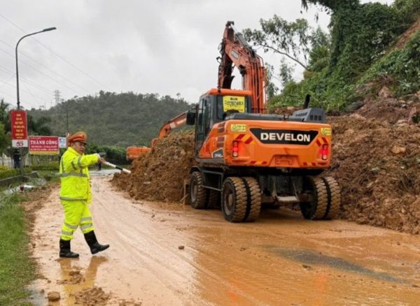 CSGT Quảng Ninh dầm mưa thông tuyến sạt lở
