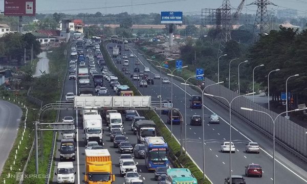CSGT ra quân xử phạt tài xế không giữ khoảng cách an toàn trên cao tốc