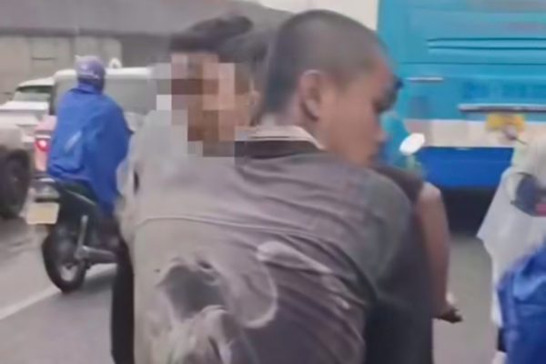 CSGT soi camera tìm nhóm thanh niên đầu trần đi xe máy kẹp 3 trên phố Hà Nội