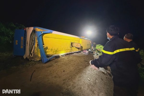 CSGT thông tin nguyên nhân vụ xe khách lao khỏi cao tốc làm 4 người chết