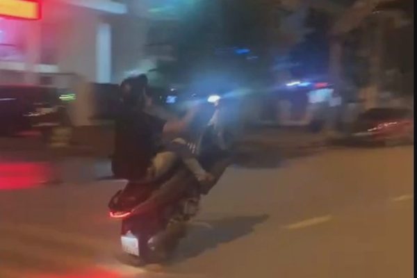 CSGT tịch thu xe máy của thanh niên bốc đầu, đi bằng một bánh