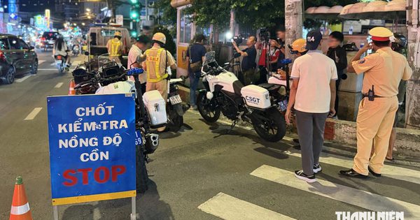 CSGT TP.HCM kiểm tra nồng độ cồn gần quán nhậu, dùng mô tô ngăn người né chốt