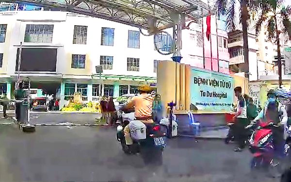 CSGT TP.HCM mở đường khẩn cấp, sản phụ sinh con trên ô tô đến bệnh viện an toàn