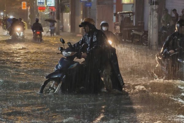 CSGT TPHCM cảnh báo 122 điểm có nguy cơ ngập do mưa lớn và triều cường