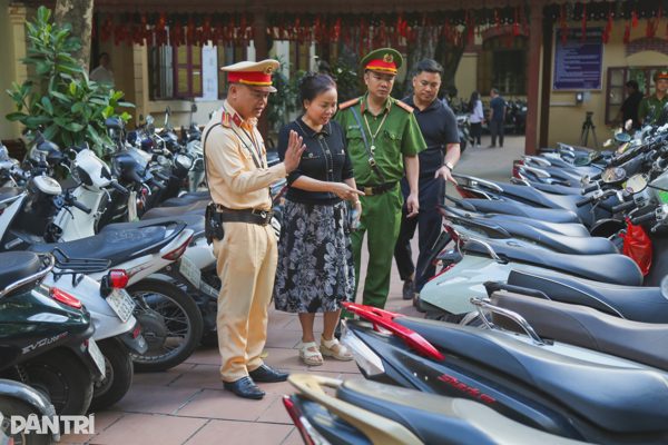 CSGT vào trường học kiểm tra bãi xe, xử lý học sinh vi phạm