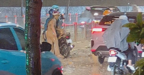 CSGT xác minh vụ việc nhiều xe máy té ngã vì bùn đất trên đường Cộng Hòa