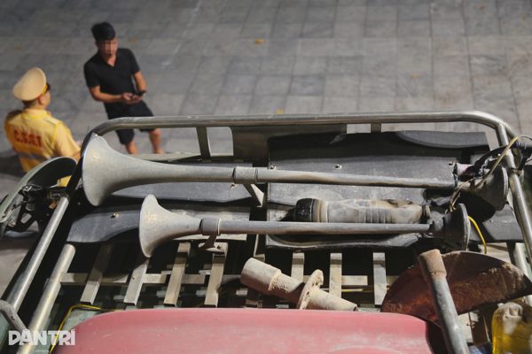CSGT xử lý loạt tài xế xe tải độ còi, bấm inh ỏi khiến người dân mất ngủ