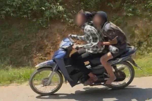 CSGT xử lý nam sinh 15 tuổi lái xe máy "thông chốt"