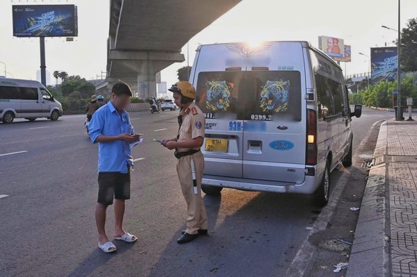 CSGT xử lý nhiều tài xế limousine ở TPHCM sau phản ánh của Dân trí