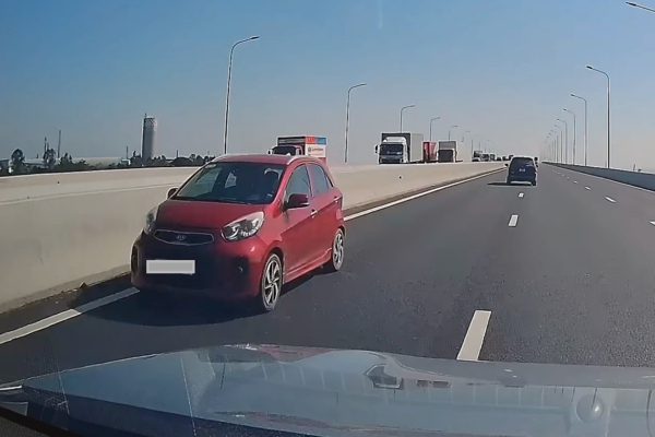 CSGT xử phạt tài xế ô tô đi ngược chiều trên cao tốc