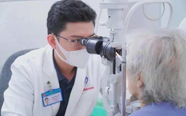 Cụ bà 70 tuổi nhìn mờ, bất ngờ phát hiện đục thủy tinh thể ‘hình cây thông Noel’
