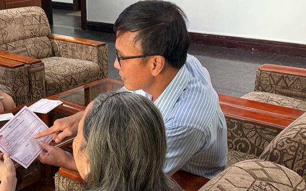 Cụ bà 92 tuổi dành dụm số tiền con cháu cho, đến Tuổi Trẻ gửi tặng tân SV nghèo