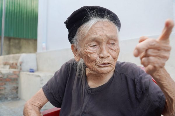 Cụ bà 98 tuổi kể đêm cả làng tháo 130 ngôi nhà, mở đường cho xe ra trận