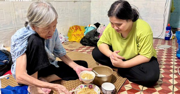 Cụ bà mong có tiền chữa bệnh, lo cho con gái thiểu năng trí tuệ