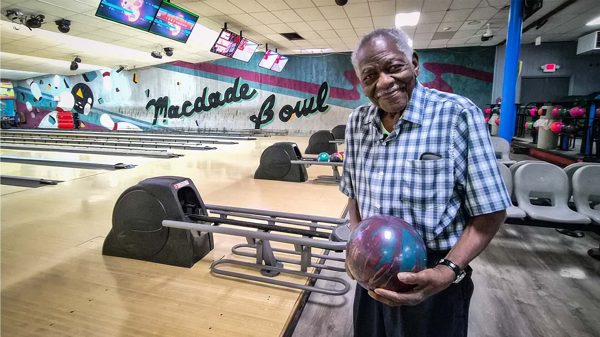 Cụ ông 100 tuổi vẫn đi chơi bowling hàng tuần chia sẻ bí quyết trường thọ