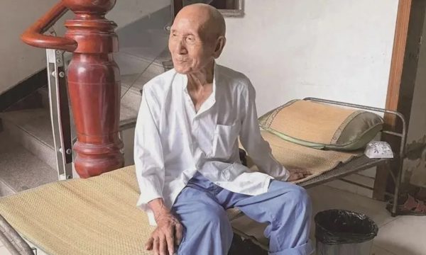 Cụ ông 101 tuổi mê nước ngọt, hải sản