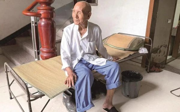 Cụ ông 101 tuổi 'thách thức' quy luật lão hóa với thói quen uống Coca mỗi ngày