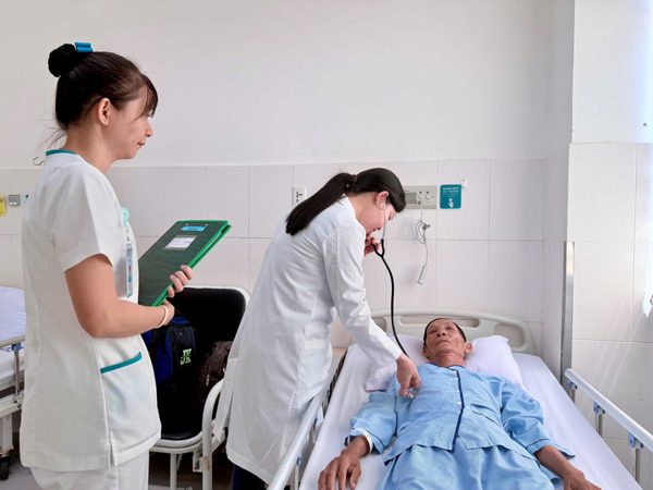 Cụ ông 70 tuổi bị hàng chục vết ong đốt gây biến chứng