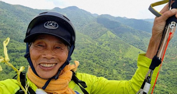 Cụ ông 75 tuổi ở Hà Nội vừa bay dù lượn vừa kể chuyện thời chiến gây sốt mạng