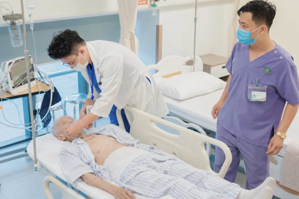 Cụ ông 87 tuổi đột quỵ nặng, tắc động mạch não được cứu kịp thời