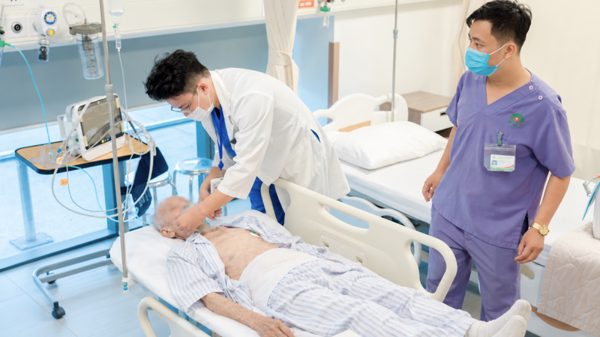 Cụ ông 87 tuổi thoát liệt sau đột quỵ nặng nhờ phối hợp điều trị đa chuyên khoa