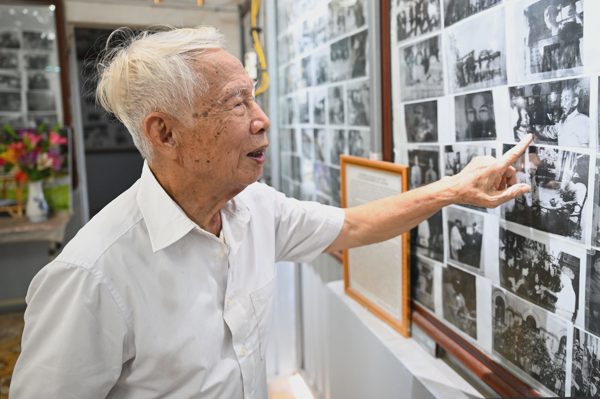 Cụ ông 91 tuổi dành cả đời kể chuyện về Bác Hồ bằng hình ảnh