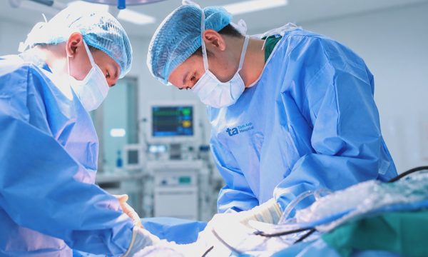 Cụ ông ba lần mổ khớp trong ba tháng