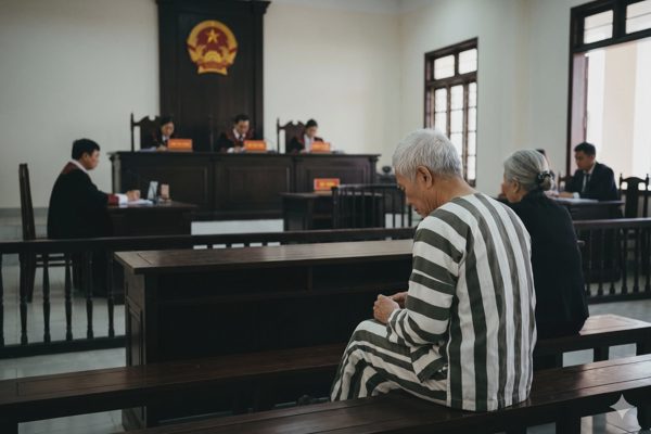 Cụ ông U80 ở TPHCM quyết ly hôn vợ dù đang chấp hành án tù