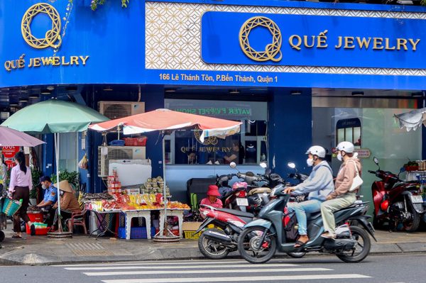 Cửa hàng kim cương nơi giao dịch, chỗ 'đóng băng'