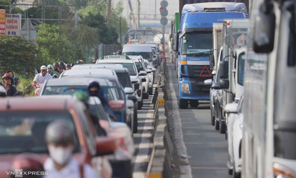 Cửa ngõ, cao tốc TP HCM - Long Thành ùn tắc do sửa đường, tai nạn