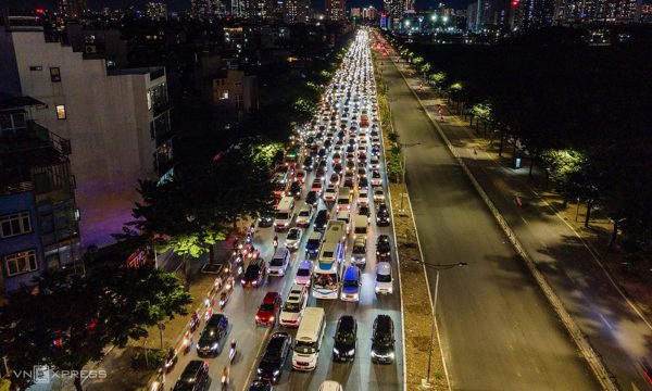 Cửa ngõ Hà Nội, TP HCM ùn tắc nhiều km từ chiều đến đêm