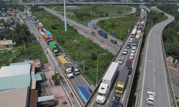 Cửa ngõ phía Đông TP HCM ùn tắc 5 km sau sự cố xe chở kính