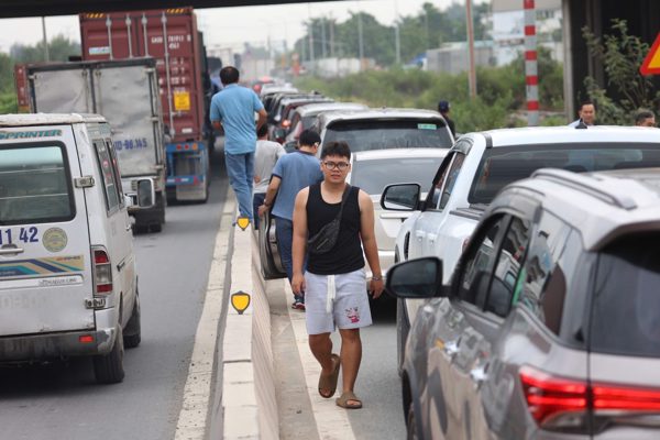 Cửa ngõ phía Đông TPHCM ùn tắc 10km, tài xế sốt ruột xuống xe đứng chờ