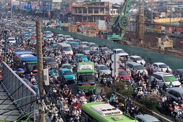 Cửa ngõ TPHCM ùn tắc kéo dài vì công trường thi công ga ngầm metro