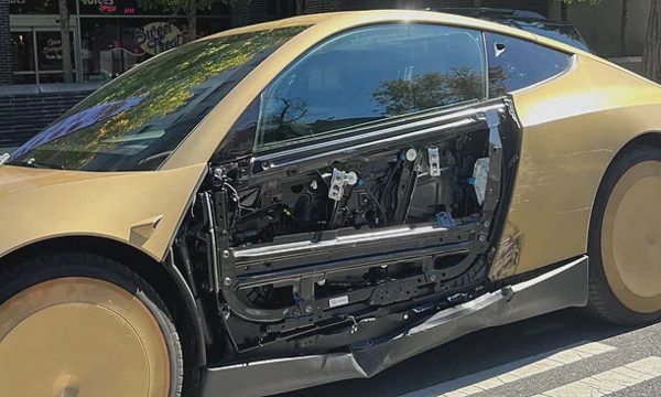 Cửa nhựa của xe Tesla bị lột sạch sau va chạm nhẹ